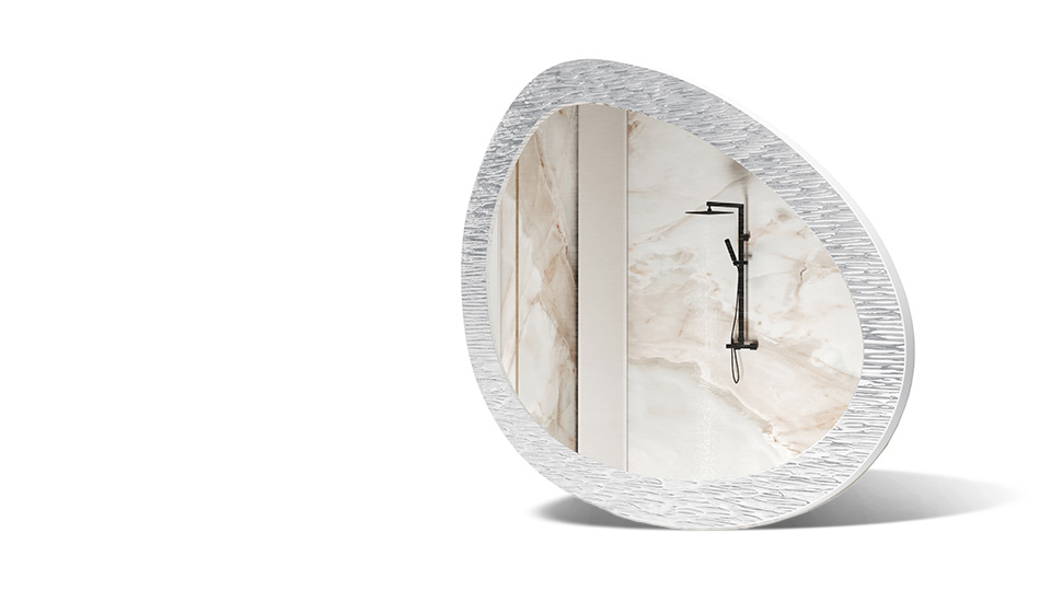 Espelho com moldura em metal decorativo. Símbolo da elegância moderna
