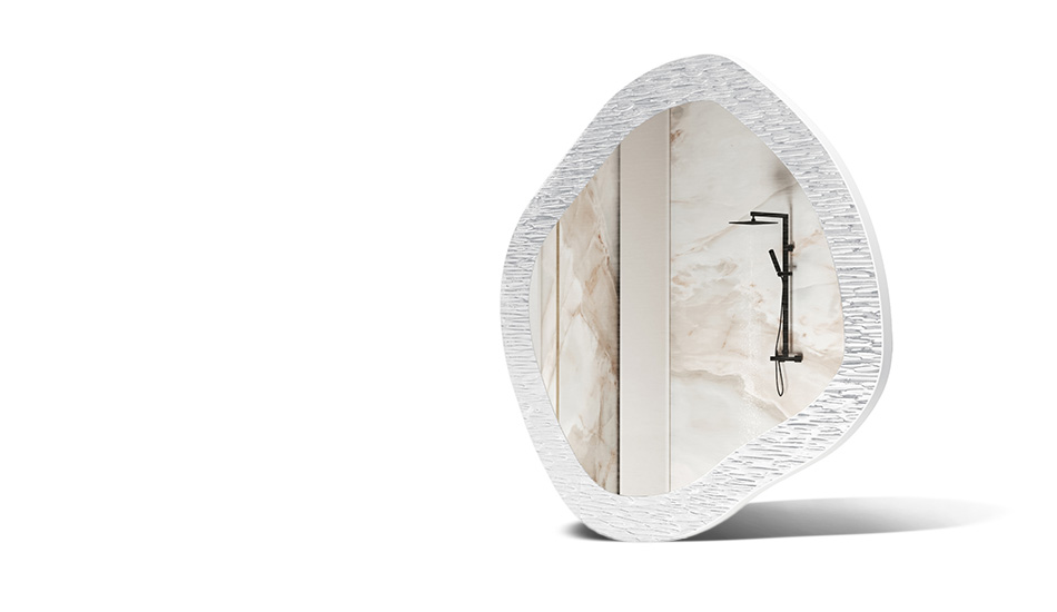 Espelho com moldura em metal decorativo. Símbolo da elegância moderna