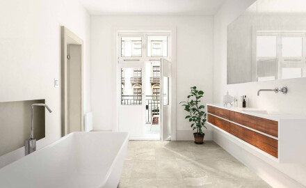 Azulejo de grés para pavimento 60x120, cinzento claro com um tom quente de bege e veios, acabamento mate A4H140 Ermetica Bianco